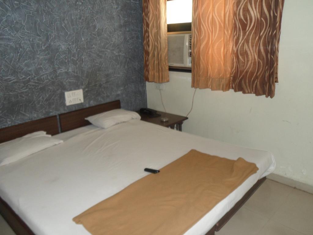 Hotel Atithi Ahmadabad Zewnętrze zdjęcie