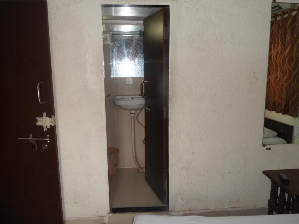 Hotel Atithi Ahmadabad Zewnętrze zdjęcie