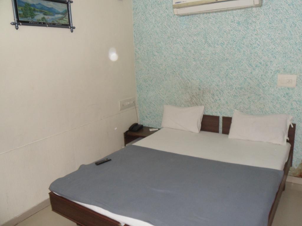 Hotel Atithi Ahmadabad Pokój zdjęcie