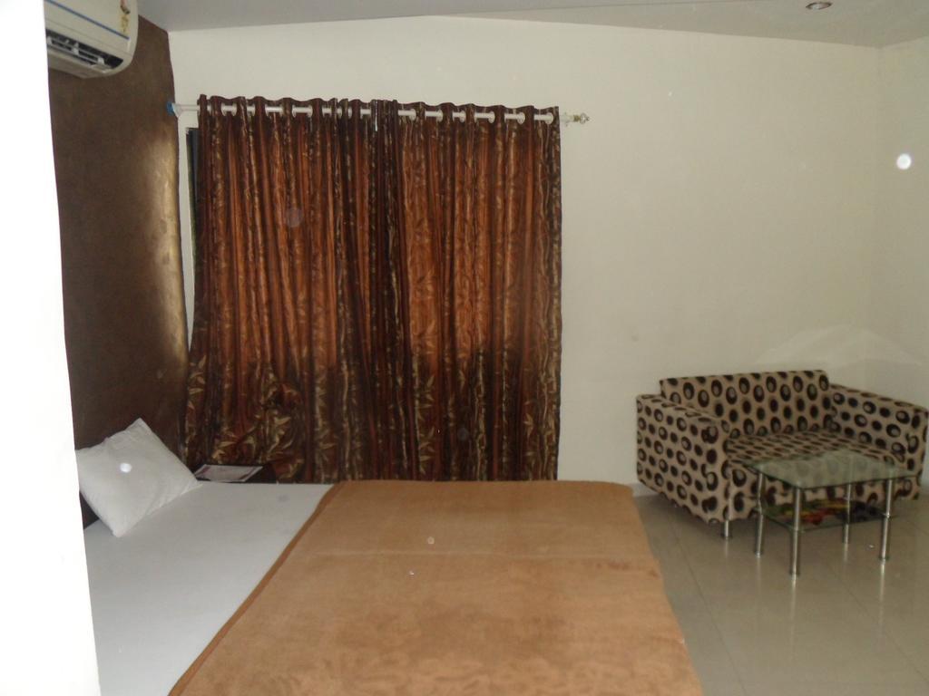 Hotel Atithi Ahmadabad Pokój zdjęcie