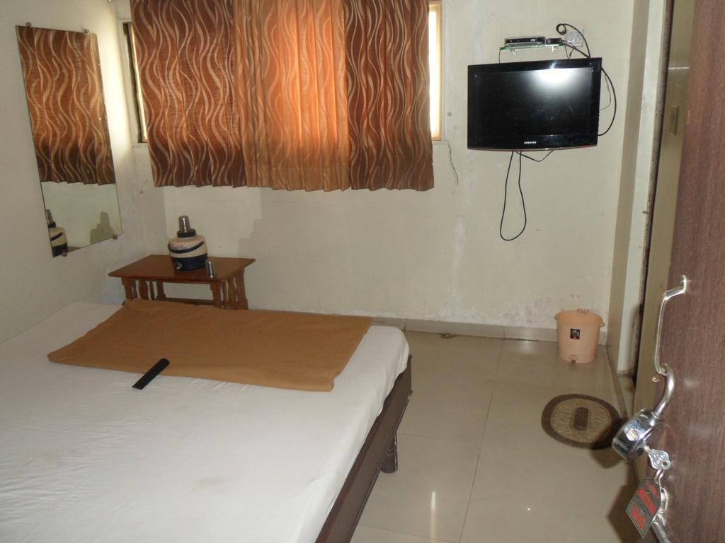 Hotel Atithi Ahmadabad Pokój zdjęcie