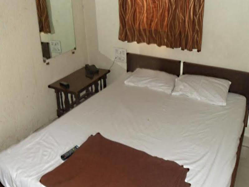 Hotel Atithi Ahmadabad Zewnętrze zdjęcie