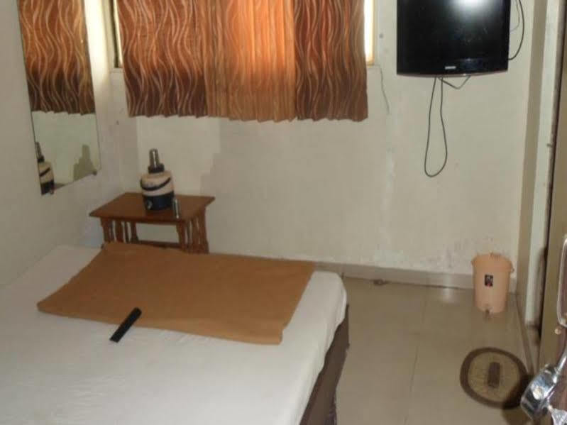 Hotel Atithi Ahmadabad Zewnętrze zdjęcie