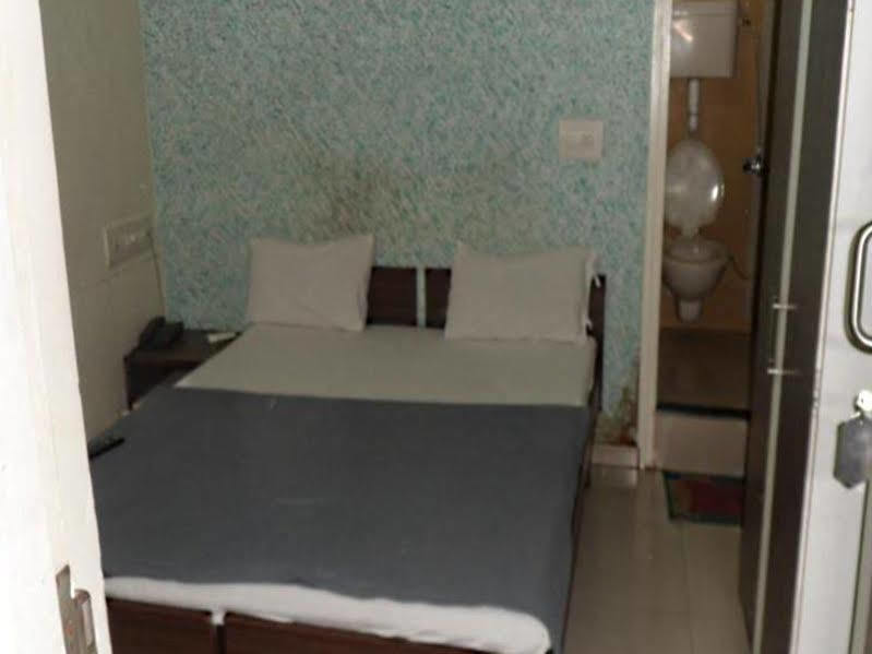 Hotel Atithi Ahmadabad Zewnętrze zdjęcie